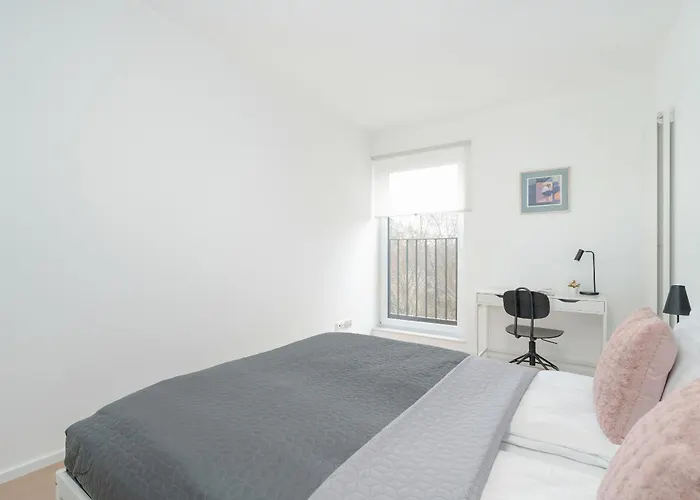 Spacious With Balcony By Rent Like * 포즈난